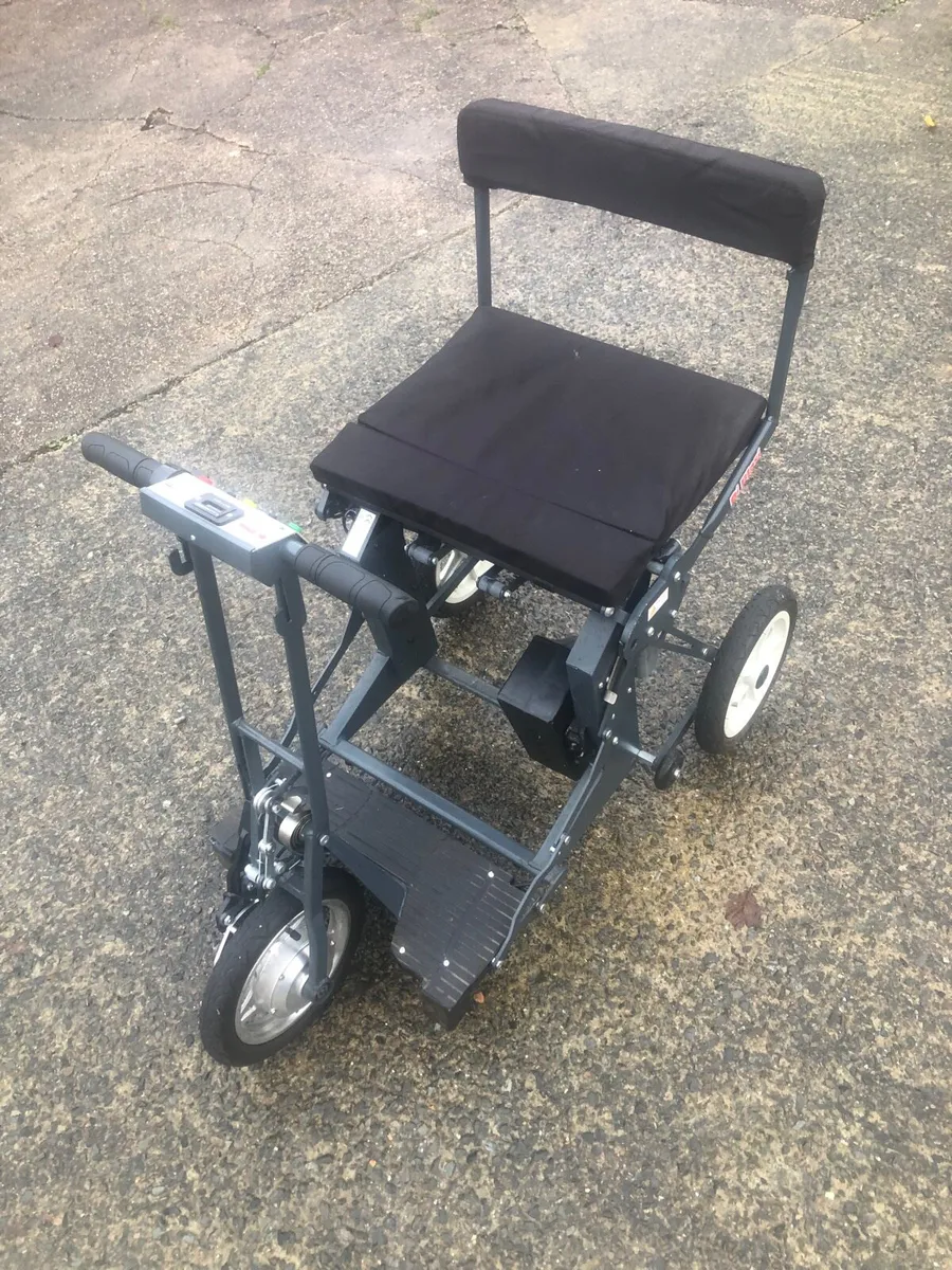 Folding mobility scooter - Image 2