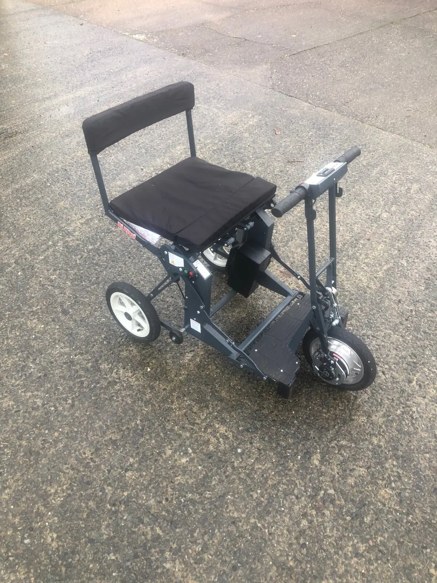 Folding mobility scooter - Image 1