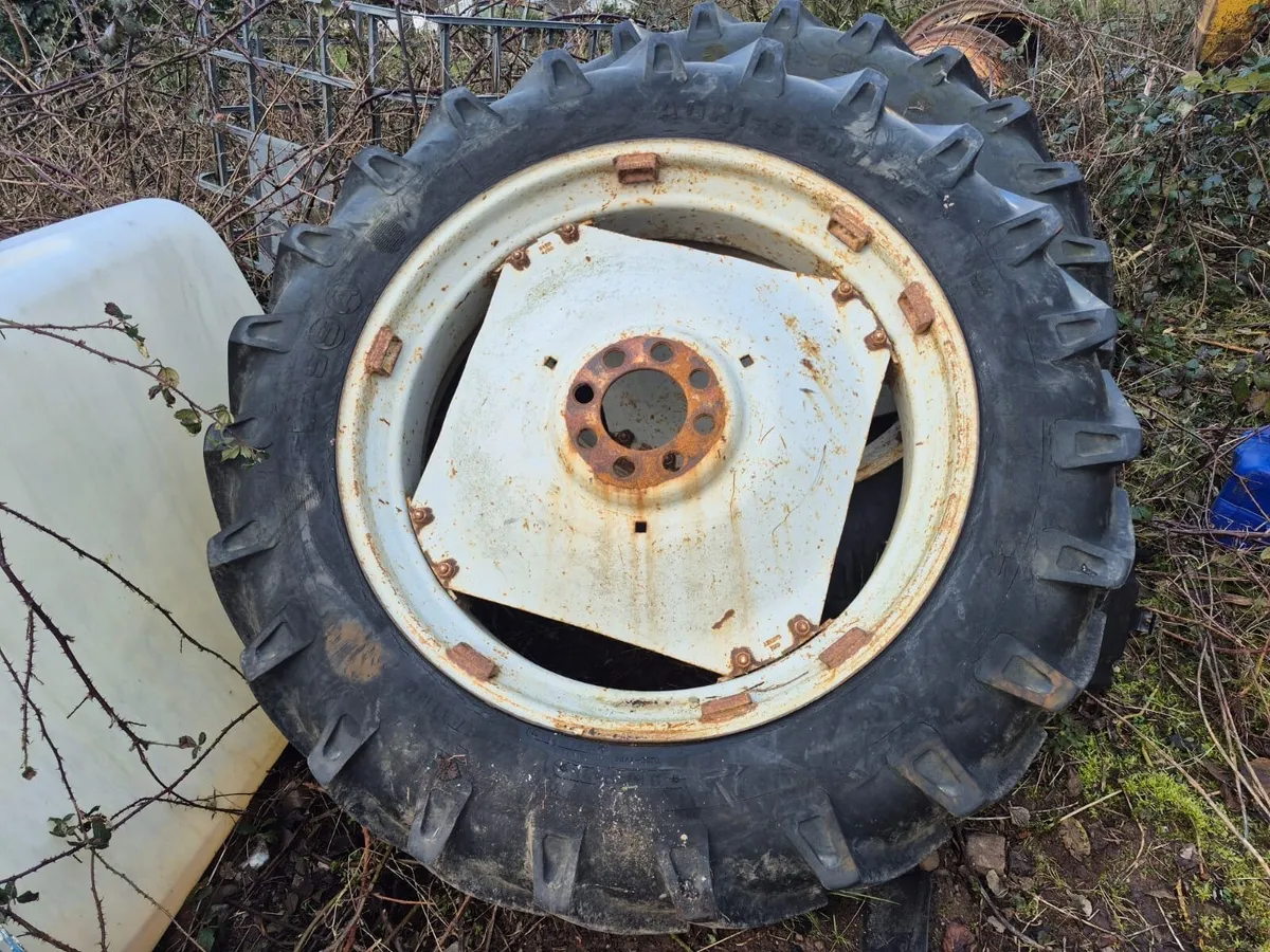 Tractor tyres with rims - Image 1
