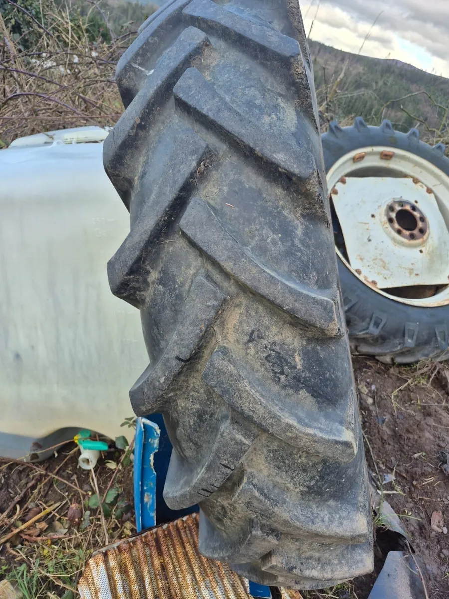 Tractor tyres with rims - Image 2