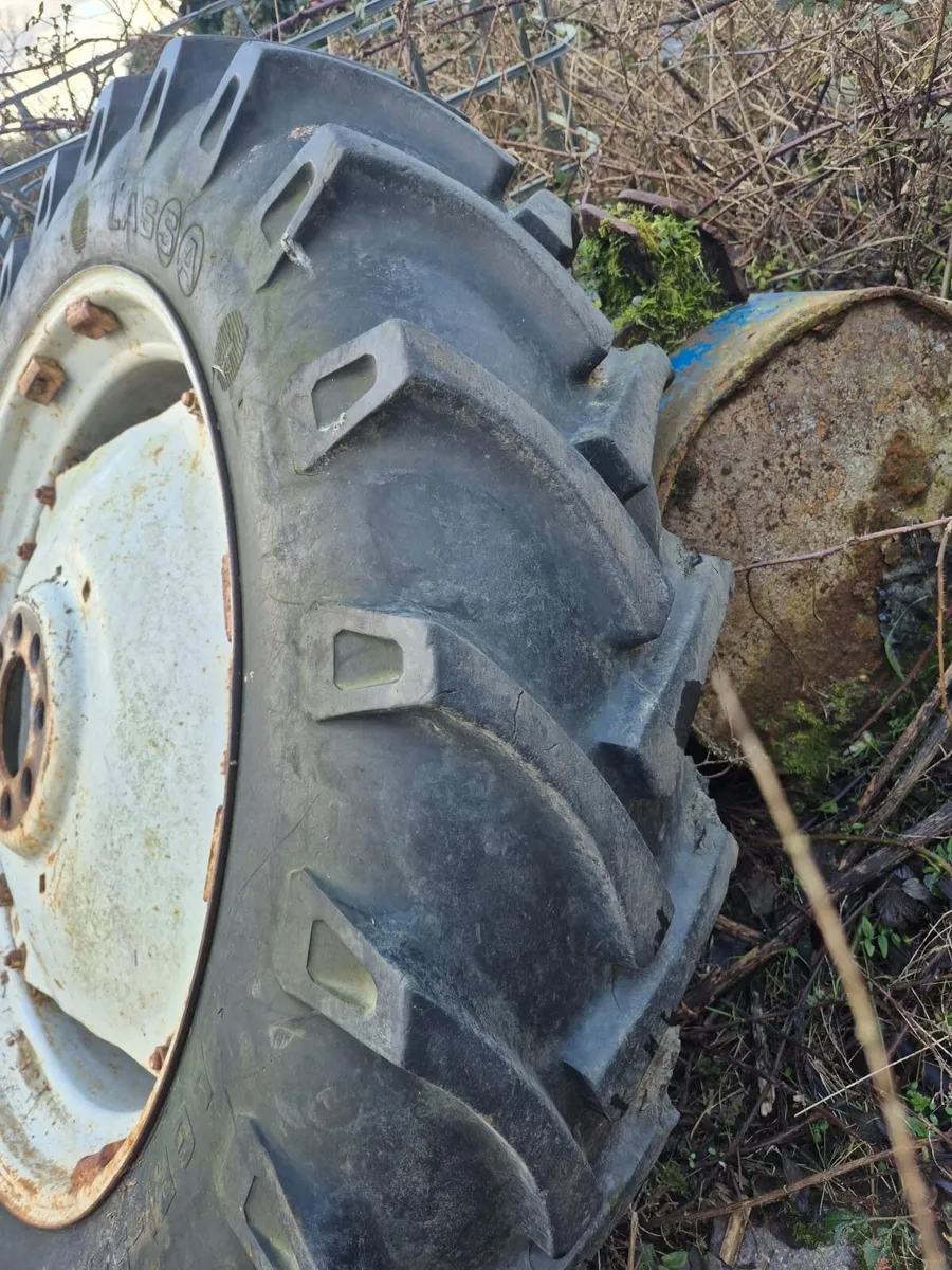 Tractor tyres with rims - Image 3