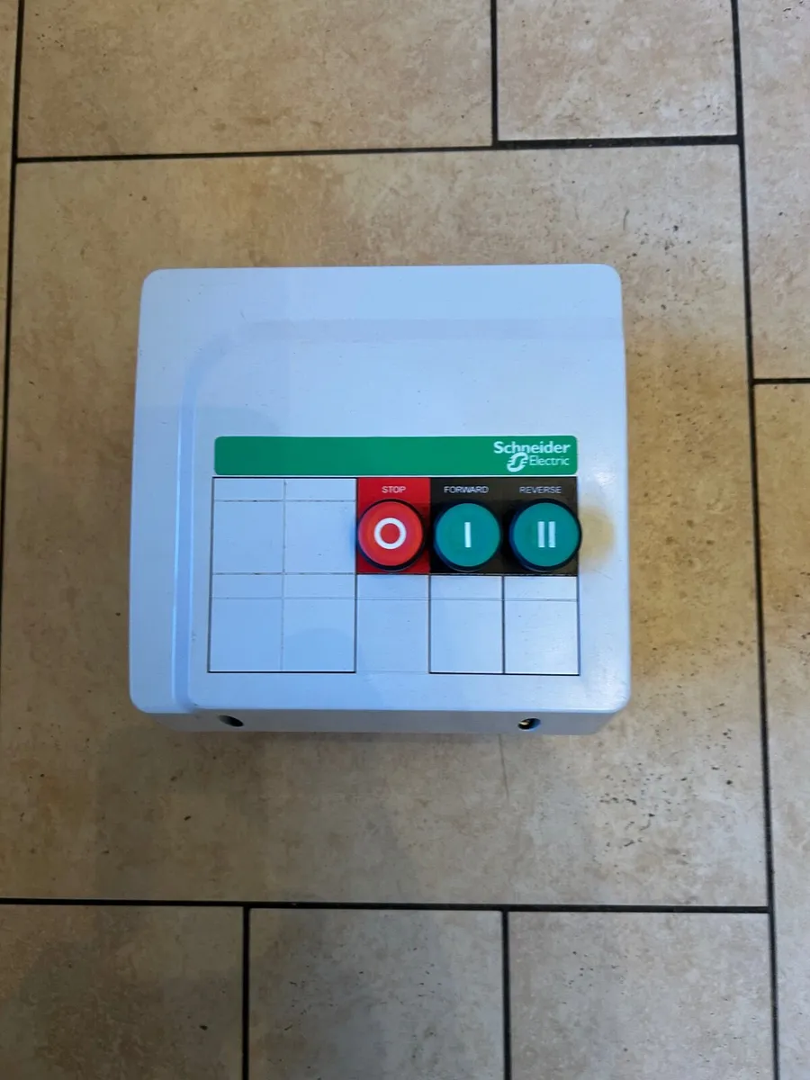 Schneider 5.5kW Reversing Motor Starter – IP65 – 2 - Image 1