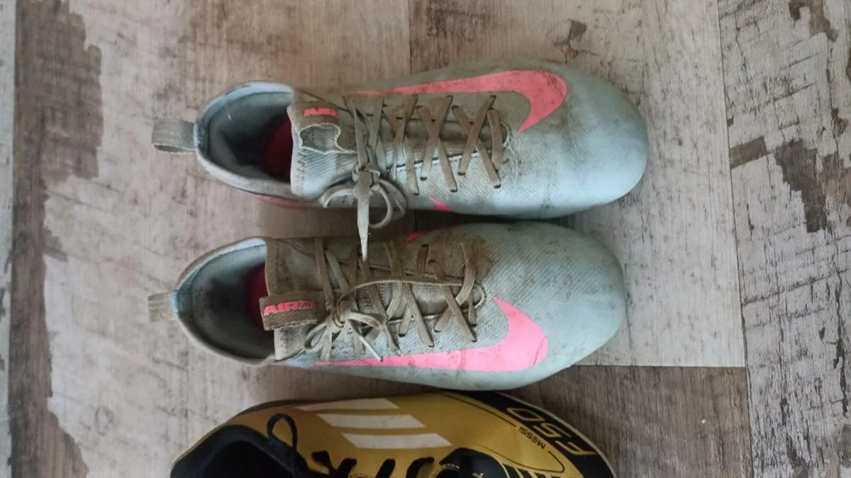 Kids football shoes - Image 3
