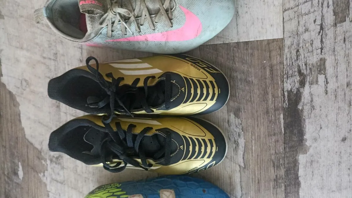 Kids football shoes - Image 2
