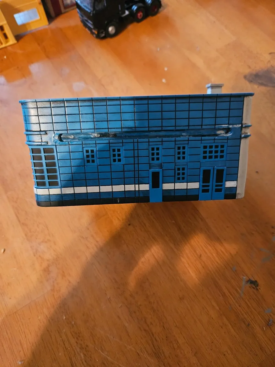 Corgi Bus Station - Image 3