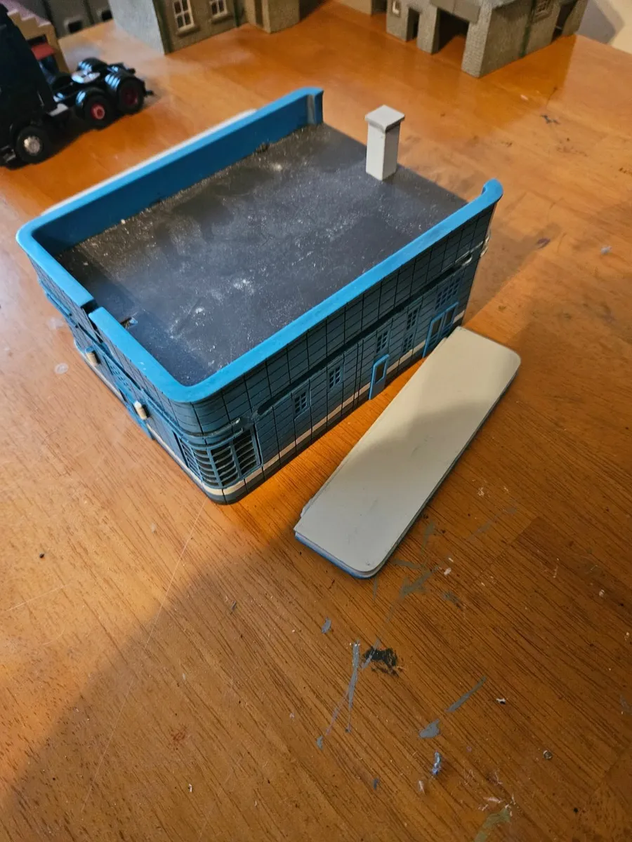 Corgi Bus Station - Image 1