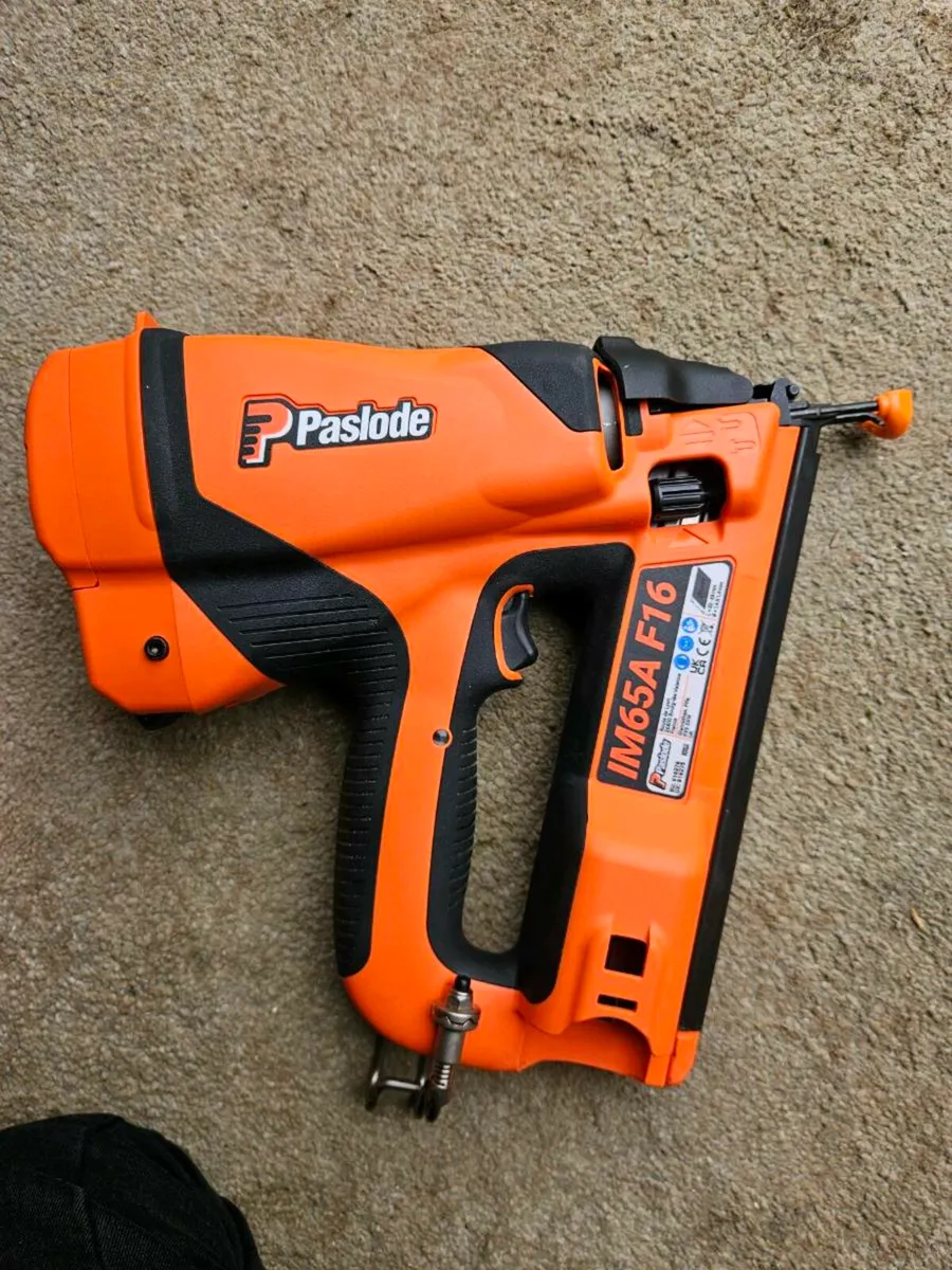 Paslode Second Fix Cordless Gas Nail Gun - Image 1