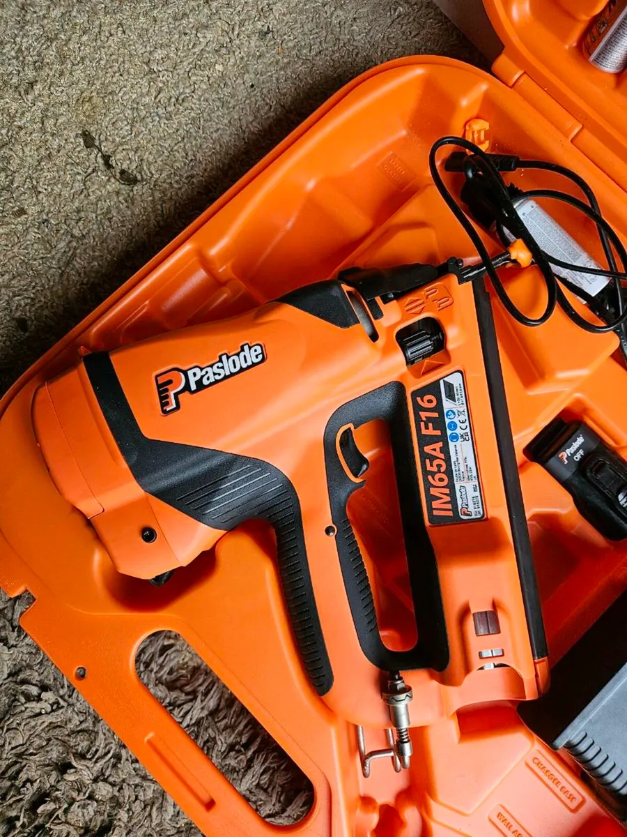 Paslode Second Fix Cordless Gas Nail Gun - Image 3