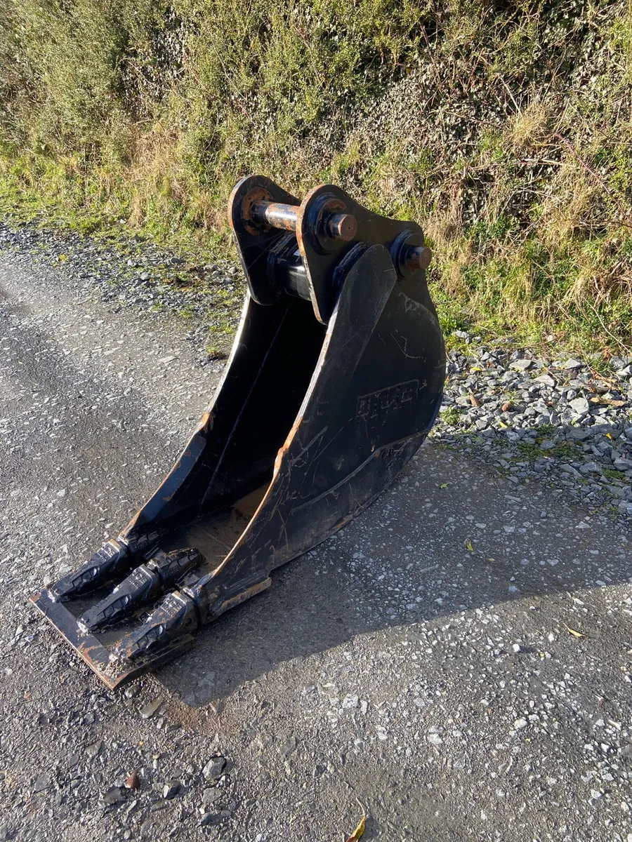 18 inch bucket on 65mm pins new - Image 2