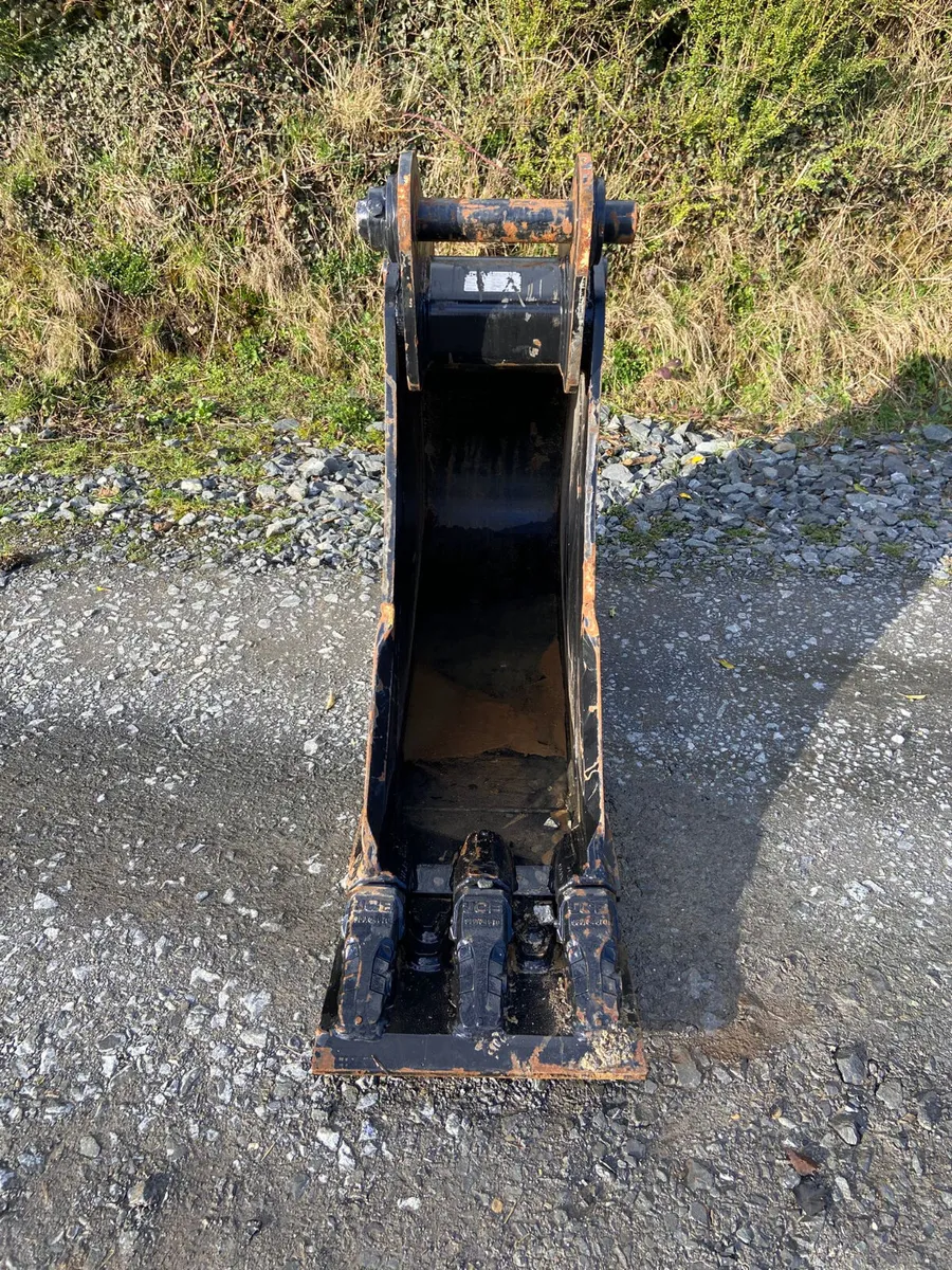 18 inch bucket on 65mm pins new - Image 3