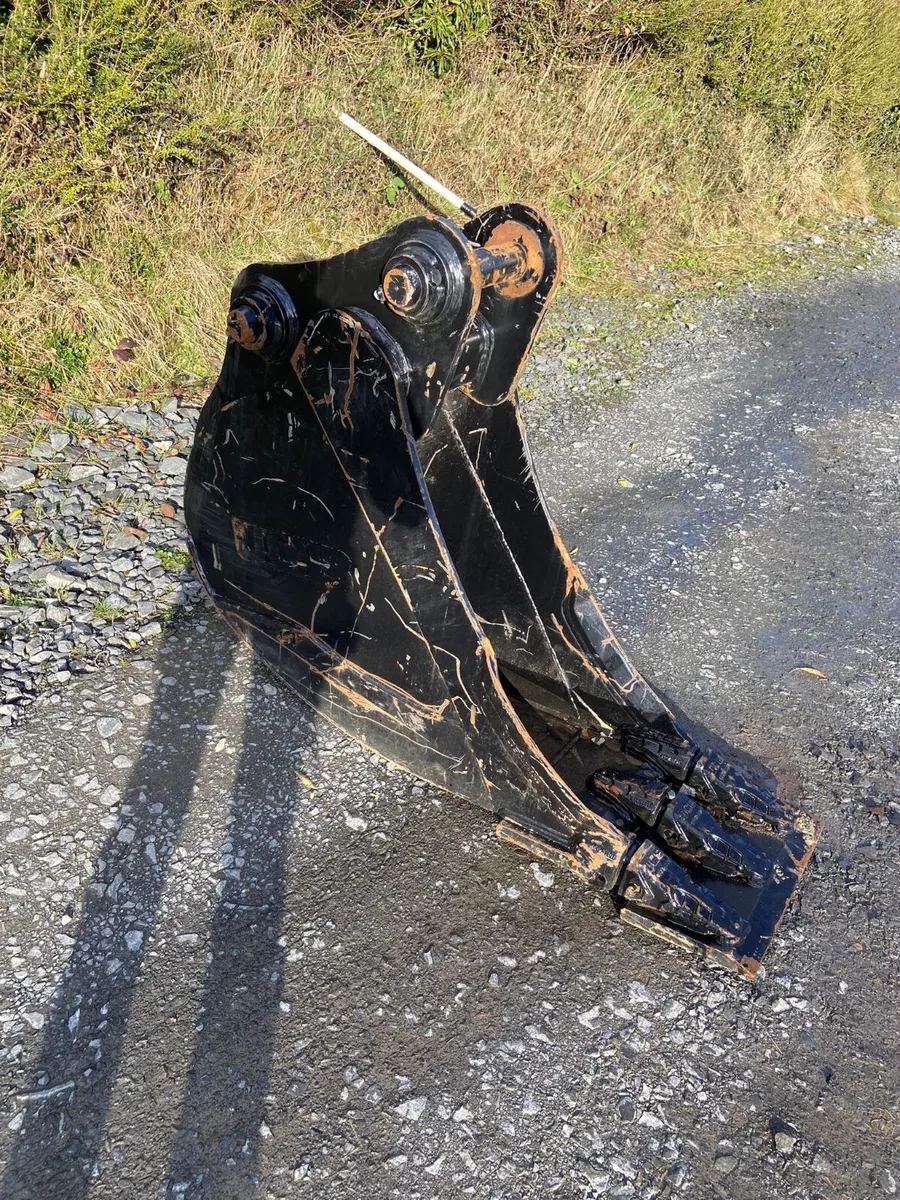 18 inch bucket on 65mm pins new - Image 1