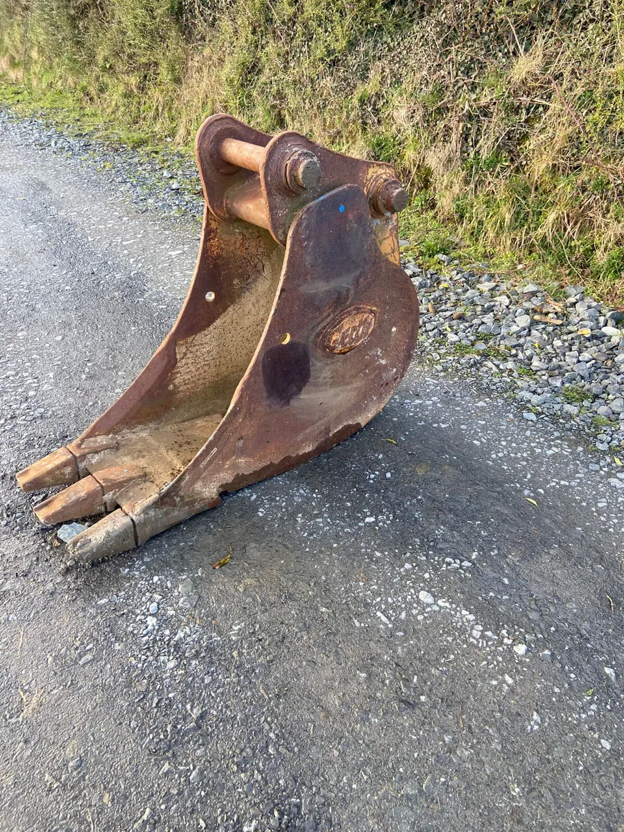 Geith 18 inch bucket on 65mm pins - Image 1