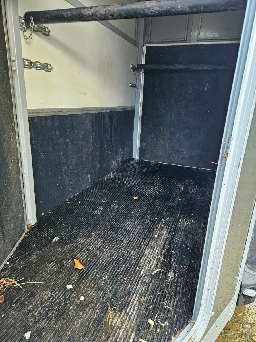 Single Horsebox HB406 AS NEW - Image 3