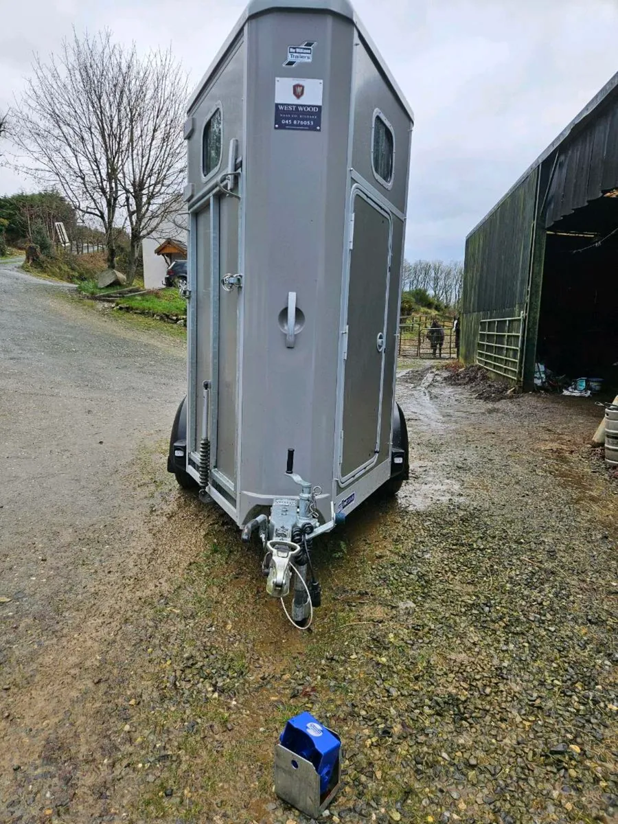 Single Horsebox HB406 AS NEW - Image 4