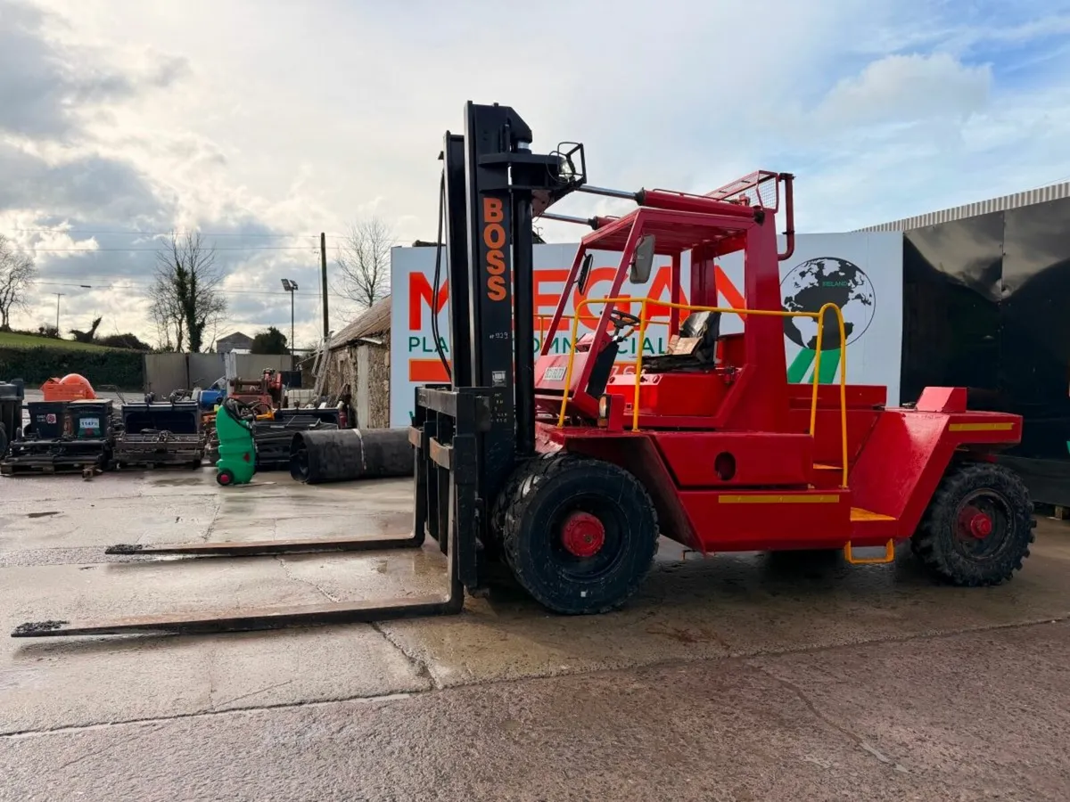 12 TON BOSS FORKLIFT ....WITH ONLY 600 HOURS - Image 3
