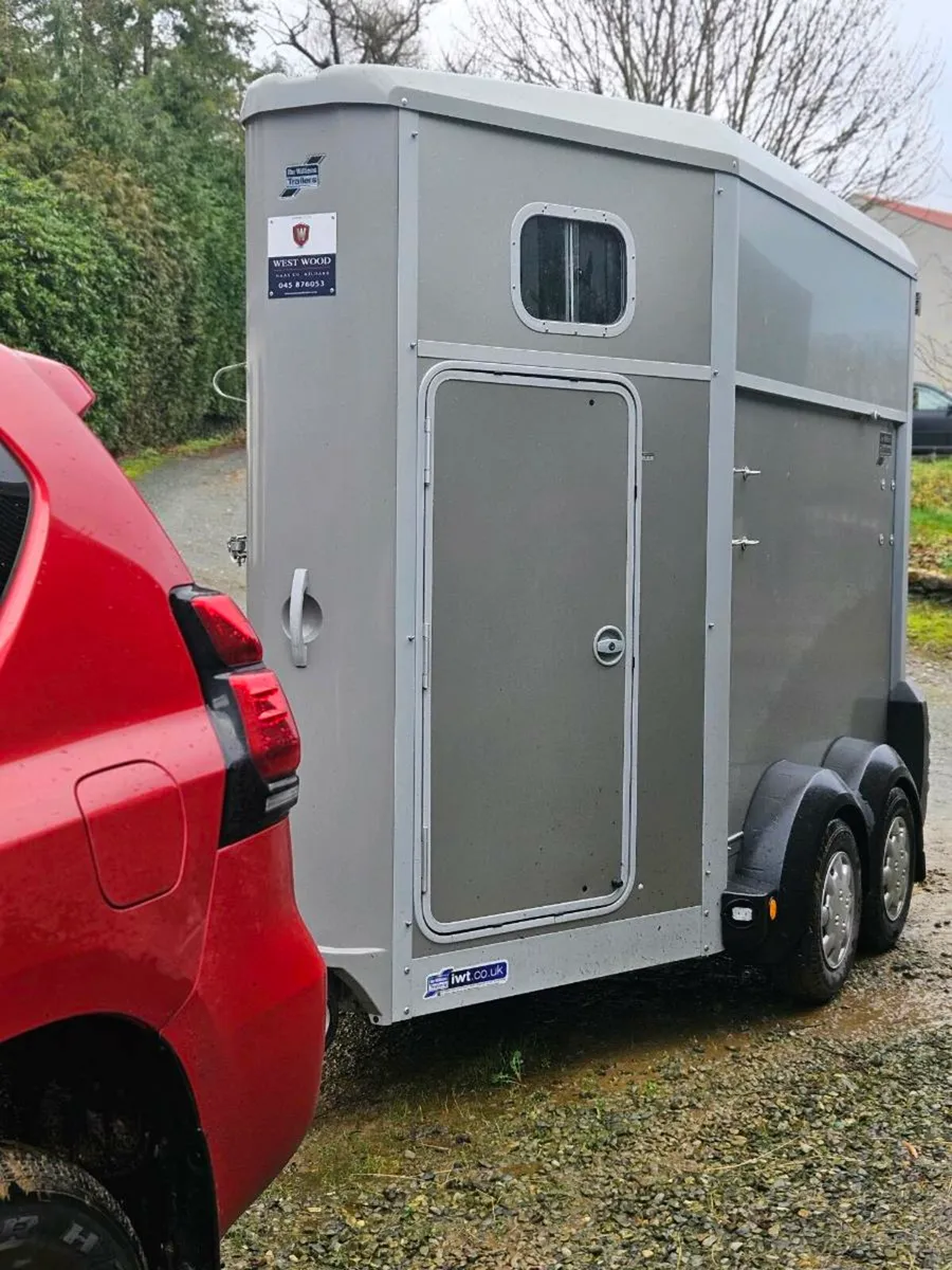 Ifor Williams HB406 Single Horsebox AS NEW - Image 3