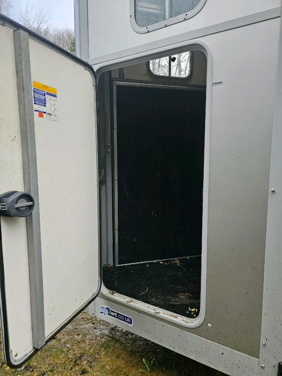 Ifor Williams HB406 Single Horsebox AS NEW - Image 4