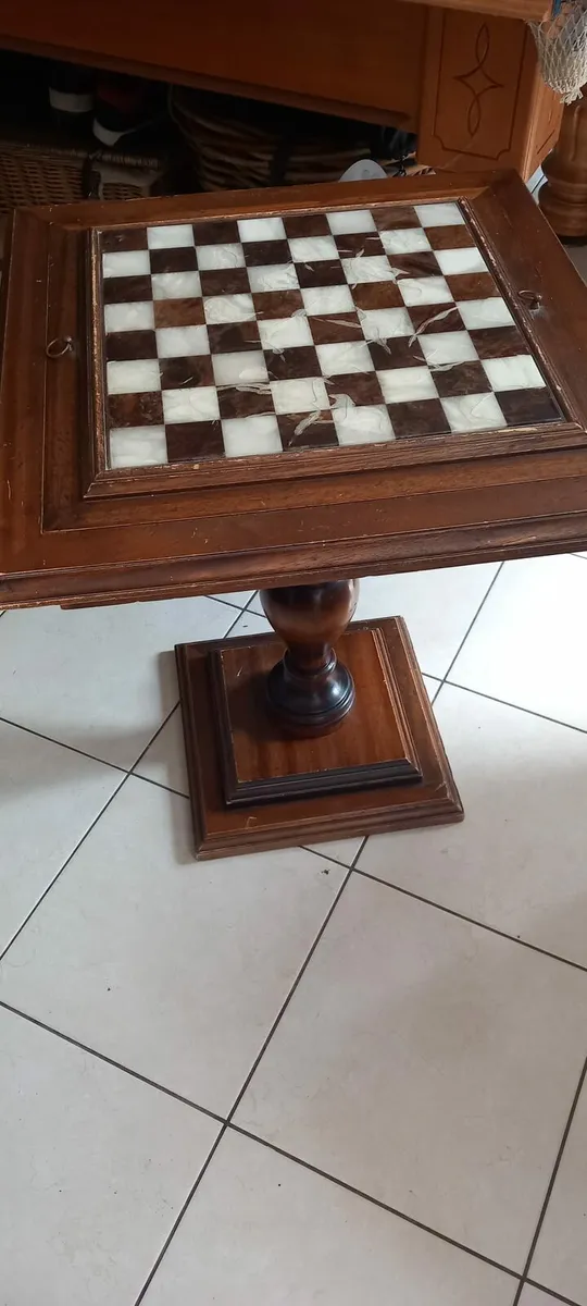 Vintage French chess table with all.pieces - Image 3