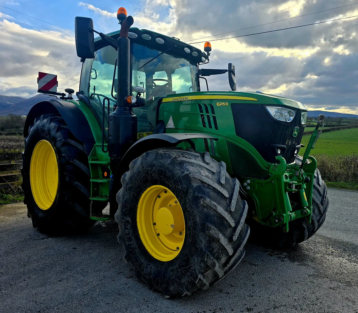 JOHN DEERE 6215R - Image 1