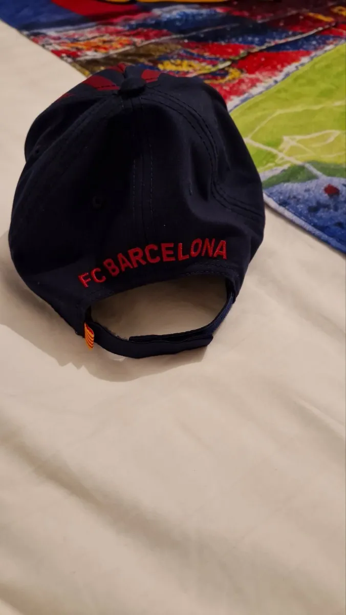 Barcelona towel and hat - Image 1