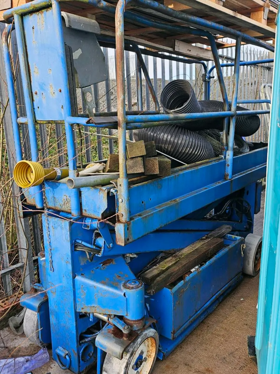 Scissor lift - Image 1