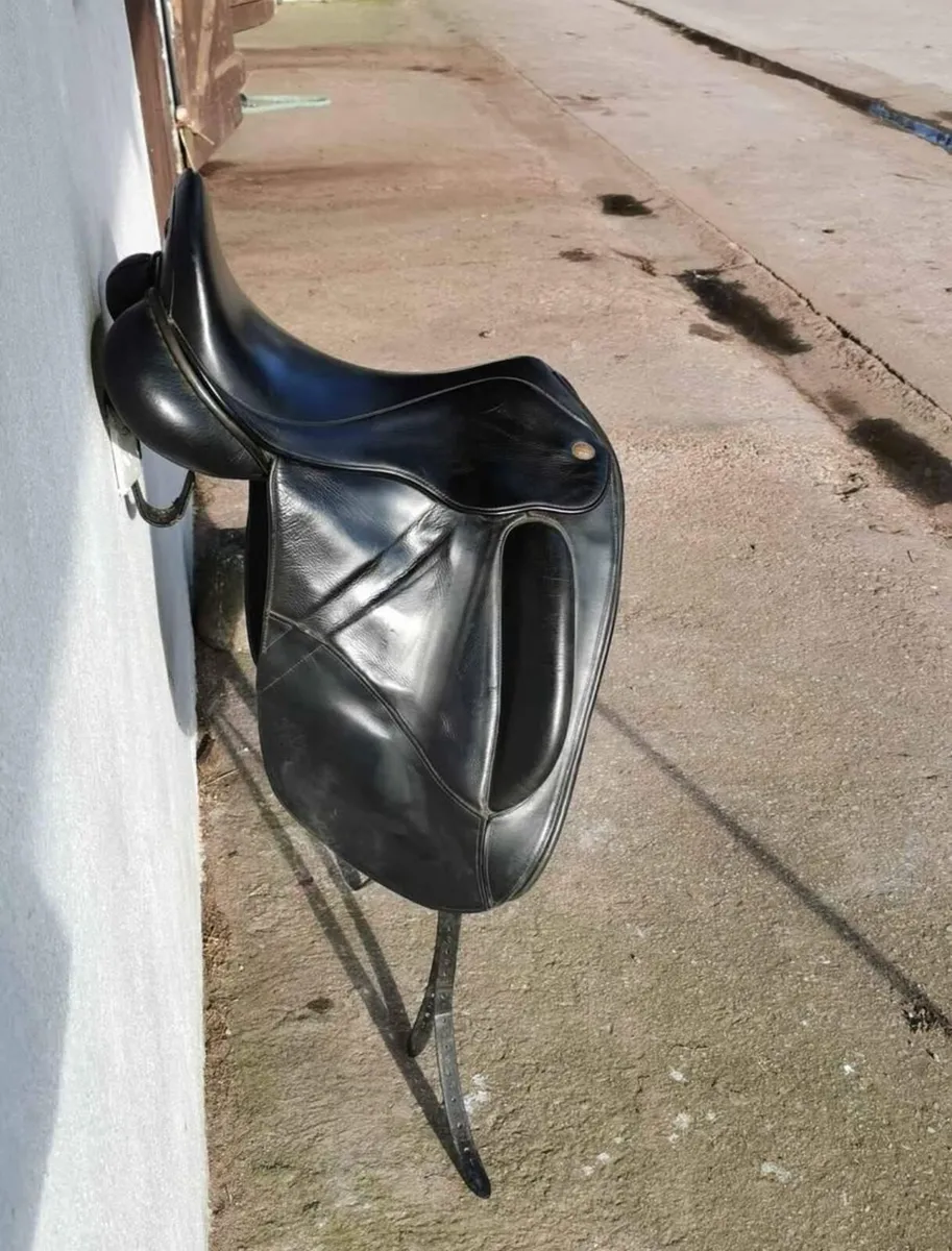 Fairfax dressage saddle - Image 3