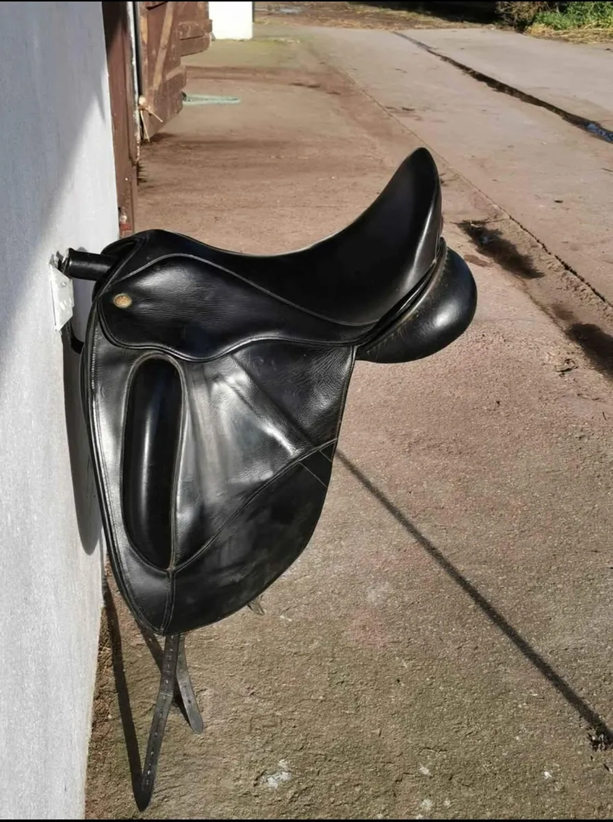 Fairfax dressage saddle - Image 1