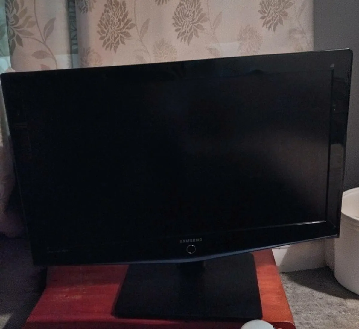 TV Samsung wide frame on stand. - Image 1