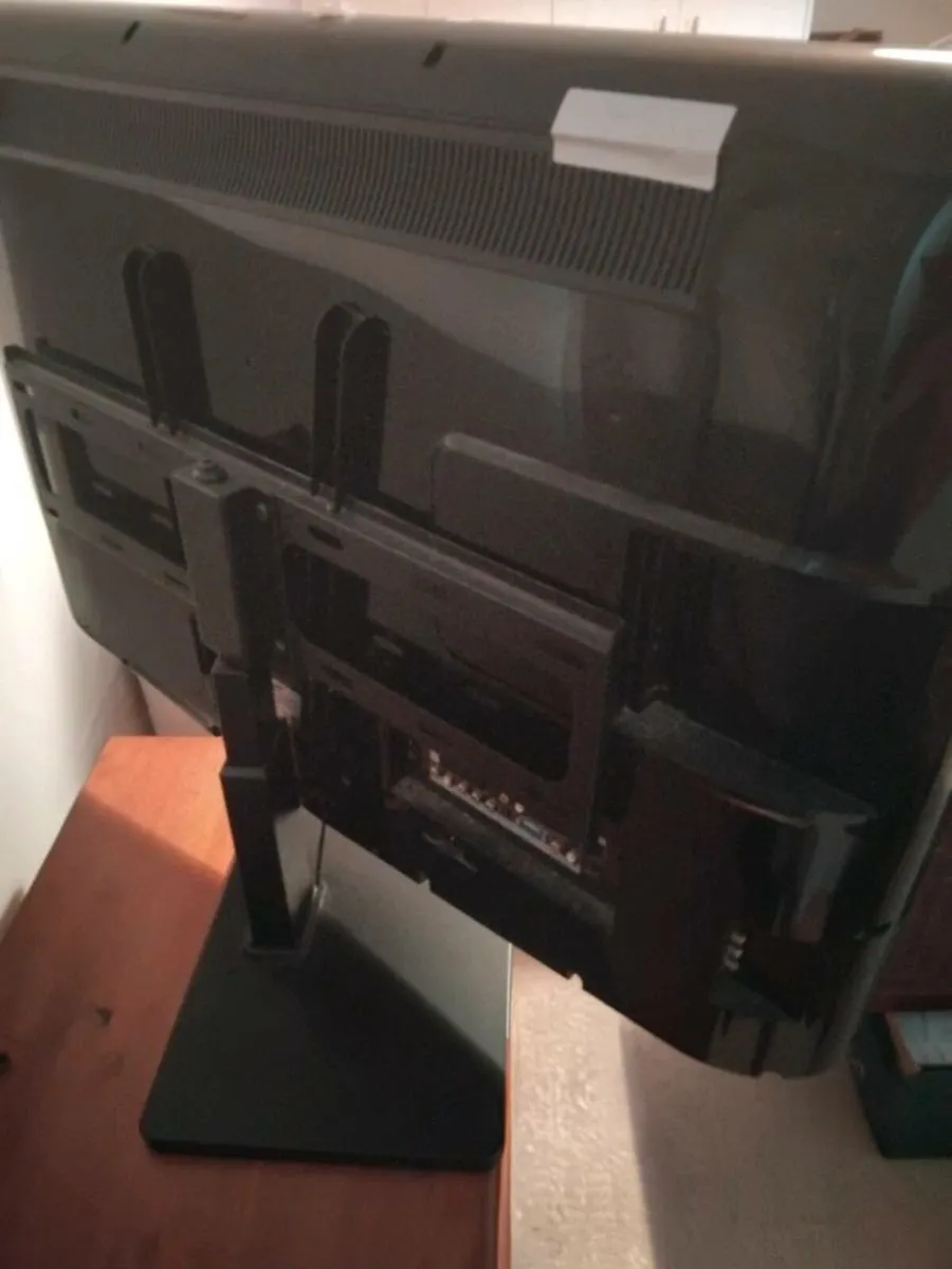 TV Samsung wide frame on stand. - Image 3