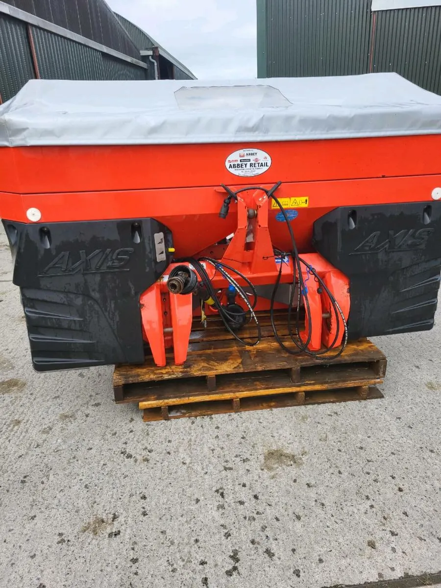Fertiliser spreader - Image 1