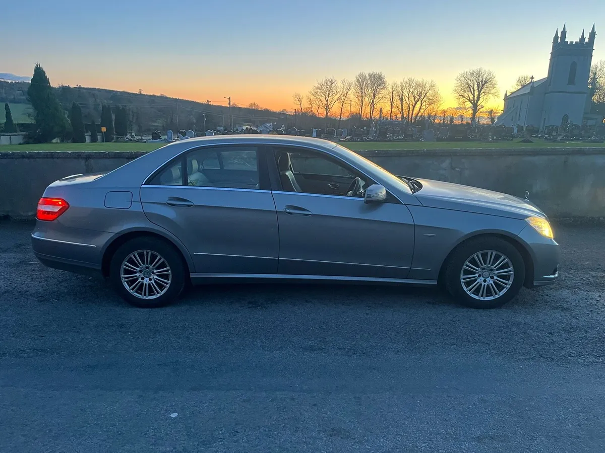 2010 Mercedes e220 - Image 3