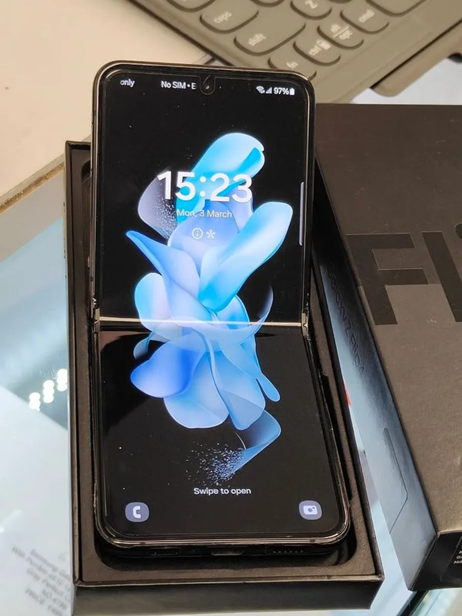 Samsung Galaxy Z-Flip 4 128GB Dual Sim Unlocked (Like New) - Image 1