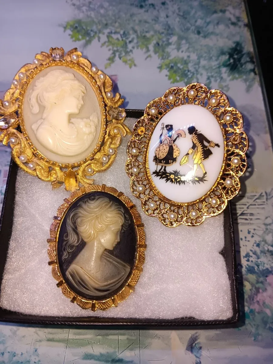 Vintage brooches - Image 1