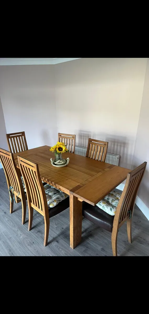 Table and chairs - Image 2