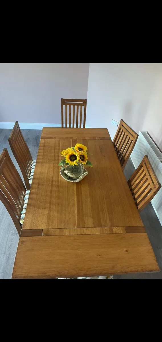 Table and chairs - Image 1