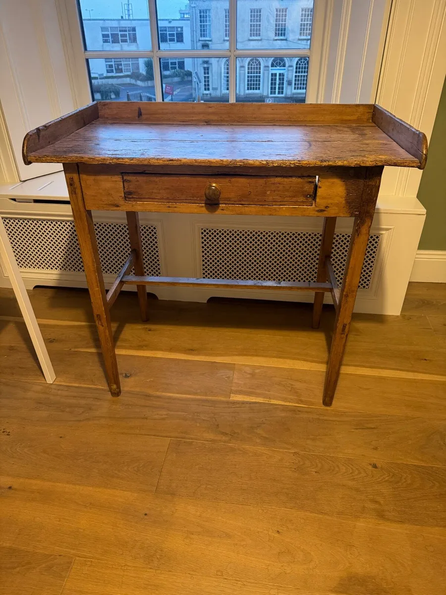 Antique desk - Image 1