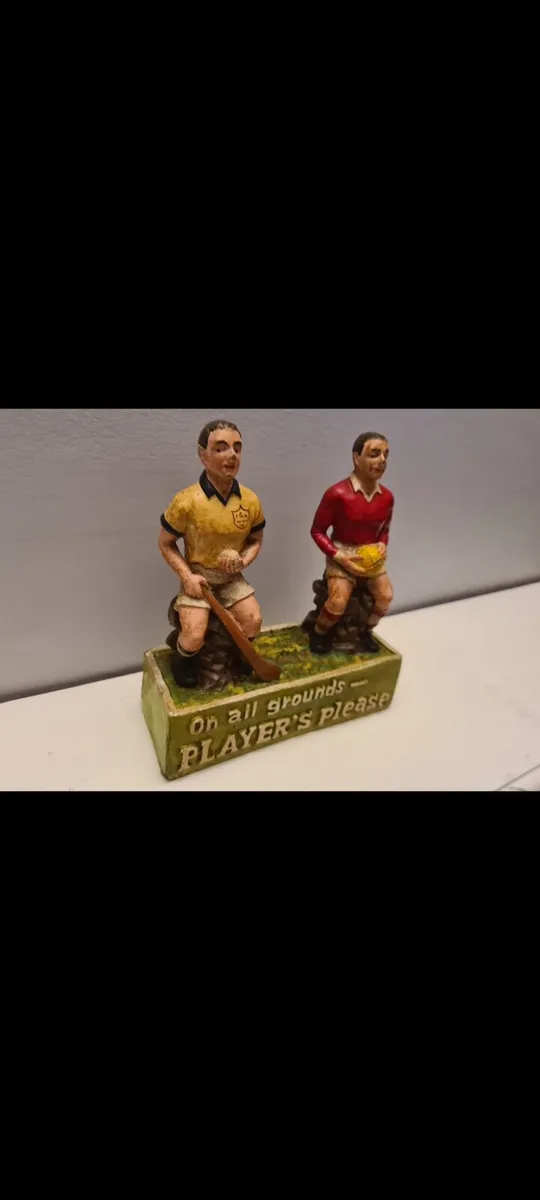 Players please statue - Image 2
