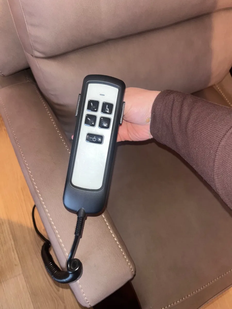 Lift & Tilt Recliner Chair - Image 3