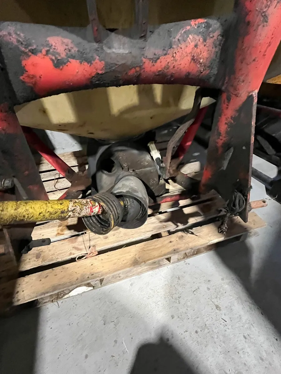 Vicon fertilizer spreader and pz hay bob - Image 3