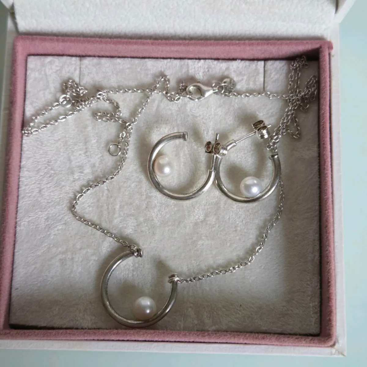 Pandora contemporary Pearl hoops earrings/necklace - Image 3