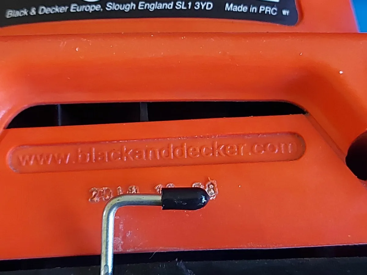 Black & Decker Ka300 Orbital Sander 1/3 Sheet 240v - Image 4