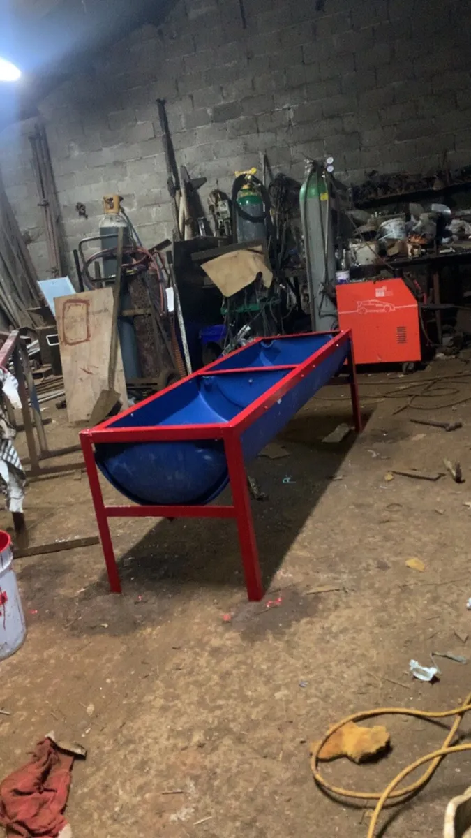 Feeding trough - Image 1