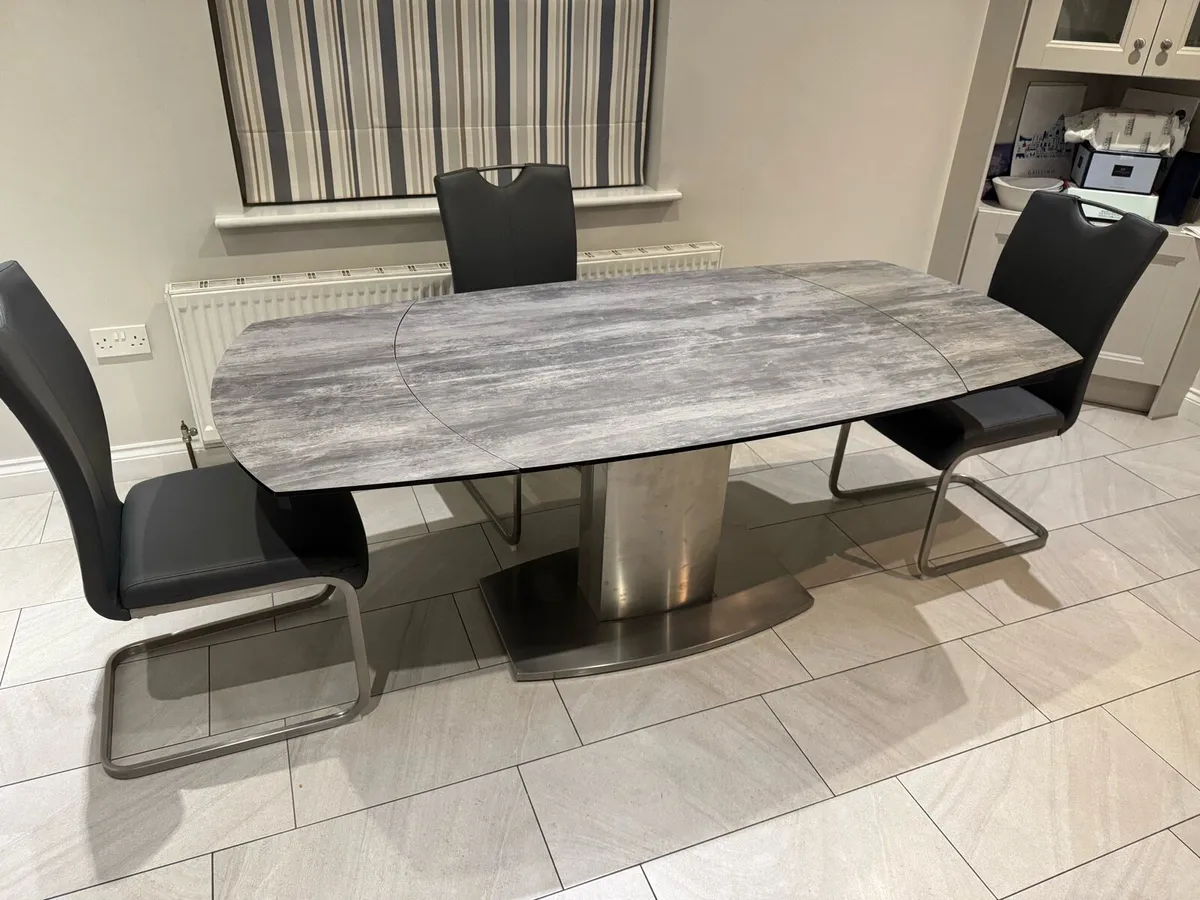 Dining table + chairs - Image 1