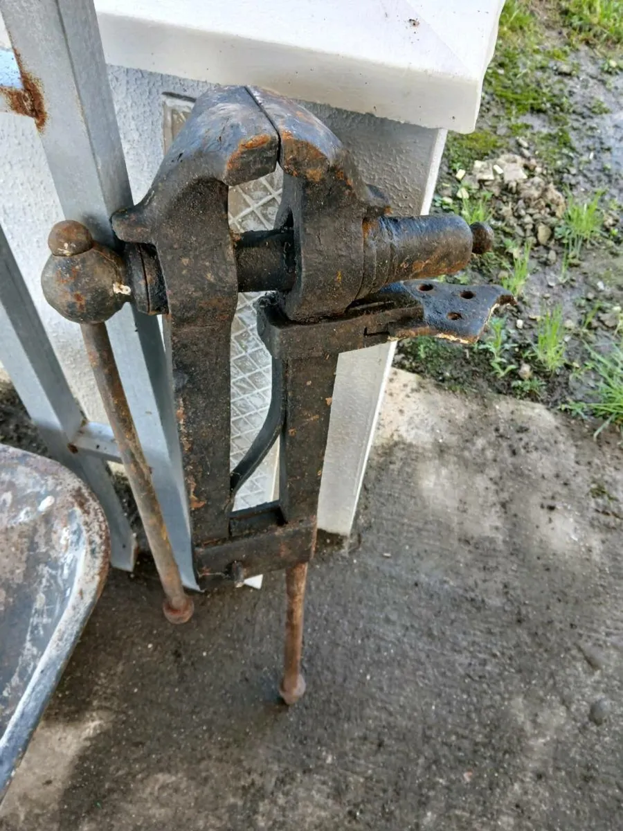Vintage forge vice - Image 1