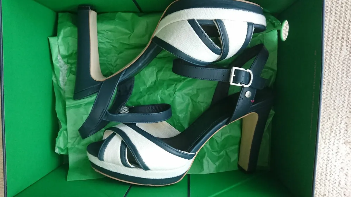 Genuine Tommy Hilfiger Sandal Heels UK7 - Image 1