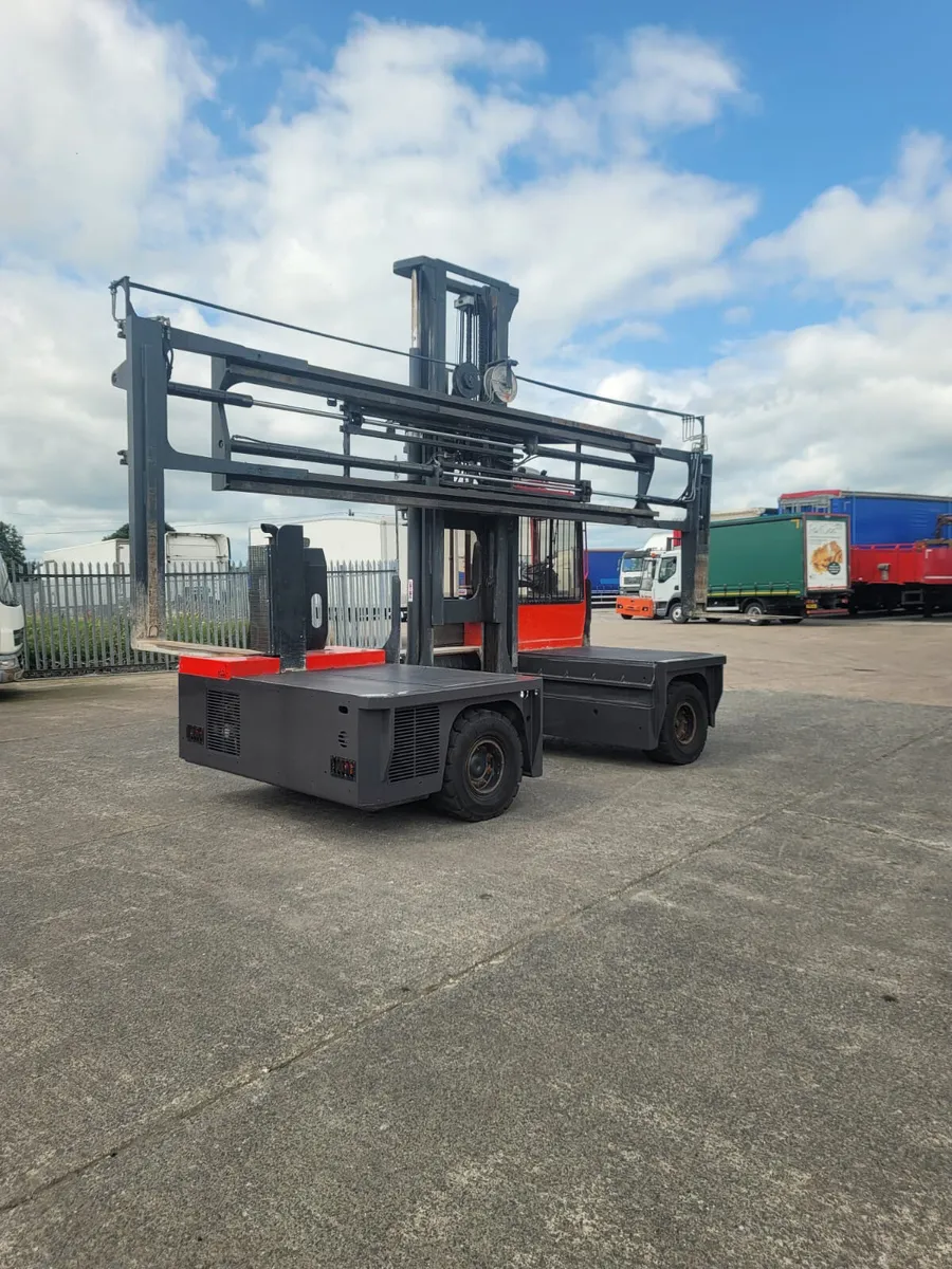 2017 VALMAR Side Loading Forklift 6ton lift Low Hr - Image 1