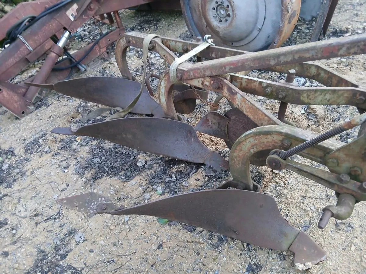 Ferguson 3 furrow plough - Image 1