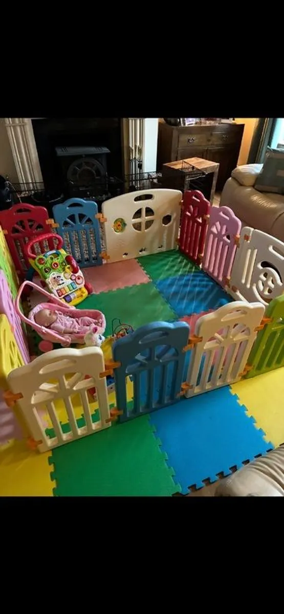 Babylo cozi sleeper and playpen , two I candy orange foot muffs - Image 4