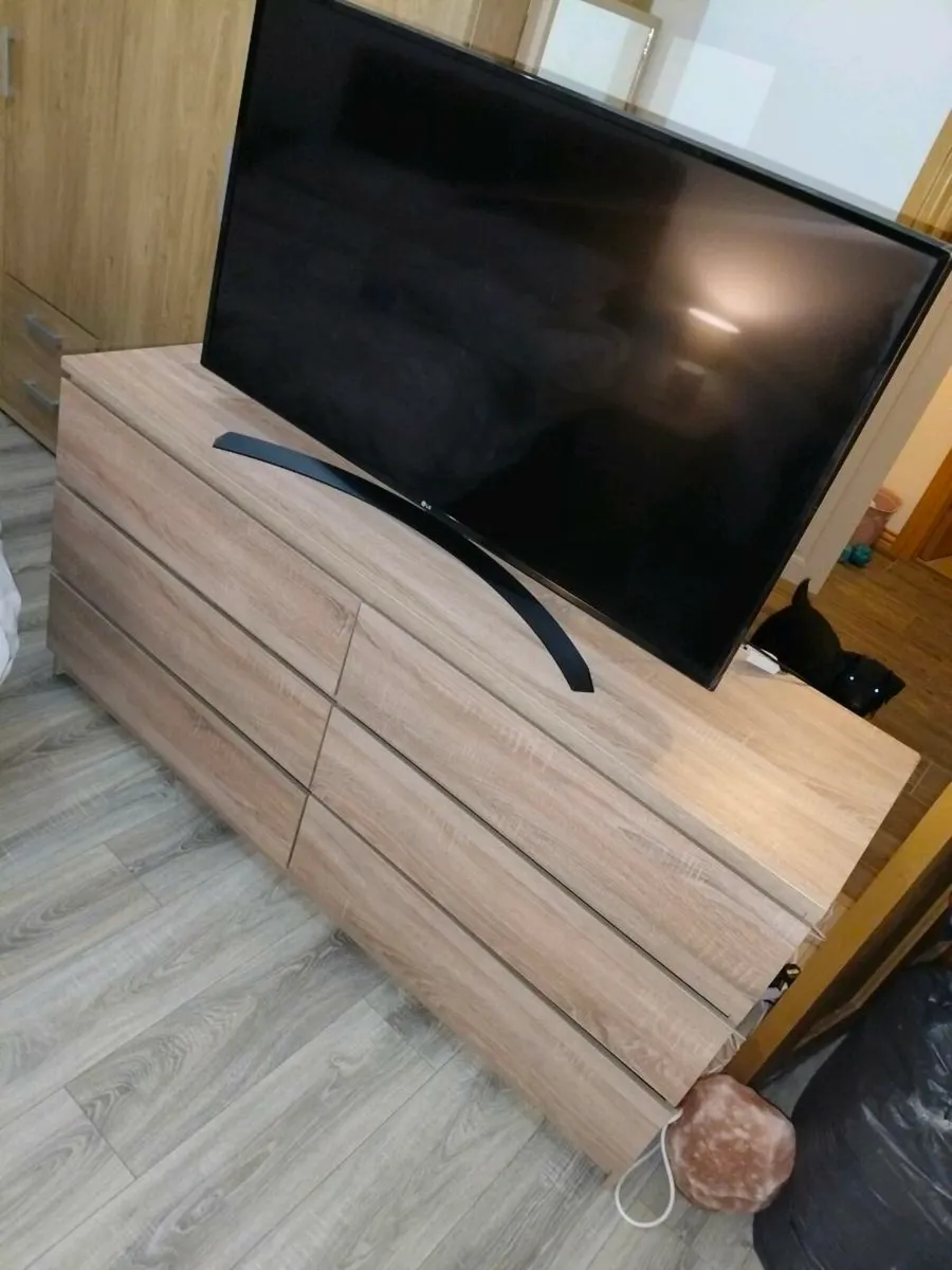 Bedside lockers and 2 chest of drawers - Image 1