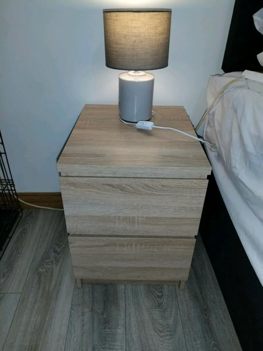 Bedside lockers and 2 chest of drawers - Image 2